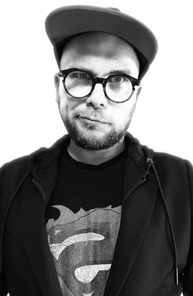 Michał Maciejak, czarno-biały portret w marynarce
